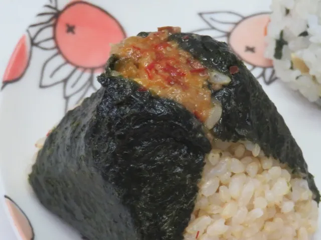 ピリ辛豚みそ玄米 アップ（おむすび権米衛）