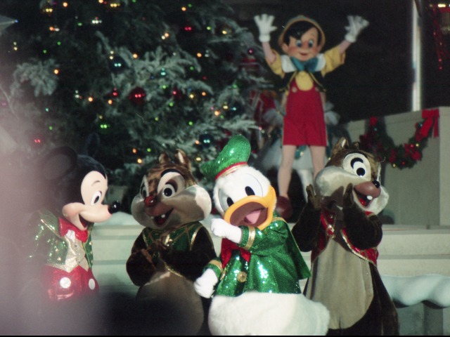 ミッキー、デール、ドナルド、チップ、ピノキオ（ミッキーのメリークリスマス）