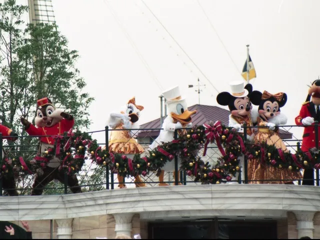 デール、デイジー、ドナルド、ミッキー、ミニー（クリスマス・ホリデー・イン・ニューヨーク）