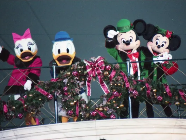 デイジー、ドナルド、ミッキー、ミニー（クリスマス・ホリデー・イン・ニューヨーク）