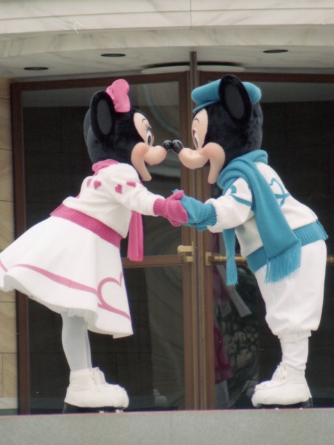 キスするミニーとミッキー（クリスマス・ホリデー・イン・ニューヨーク）