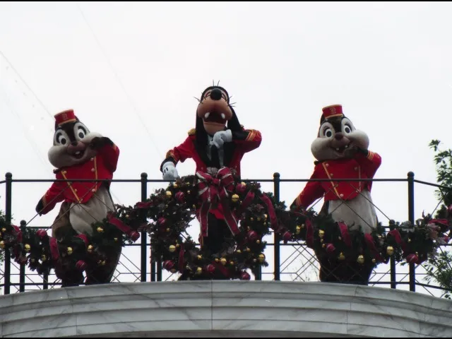 チップ、グーフィー、デール（クリスマス・ホリデー・イン・ニューヨーク）