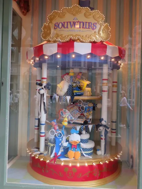 ショーウィンドウ（ディズニー・パルパルーザ“ドナルドのクワッキー・ダック！ダック！ダックシティ！”）