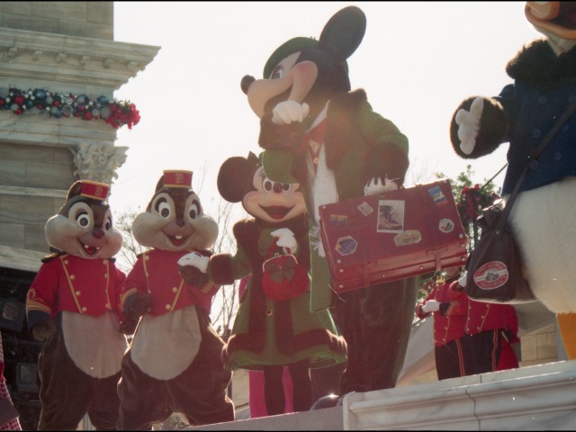 デール、チップ、ミニー、ミッキー（クリスマス・ホリデー・イン・ニューヨーク）