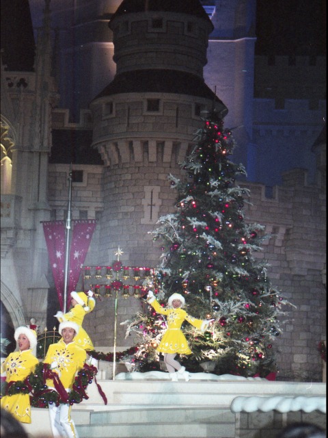 リースを持つダンサー（ミッキーのメリークリスマス）