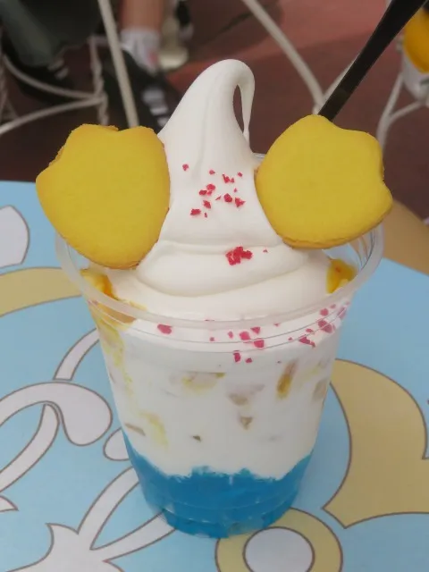 スペシャルサンデー(チーズホイップ&マンゴー)(アイスクリームコーン)