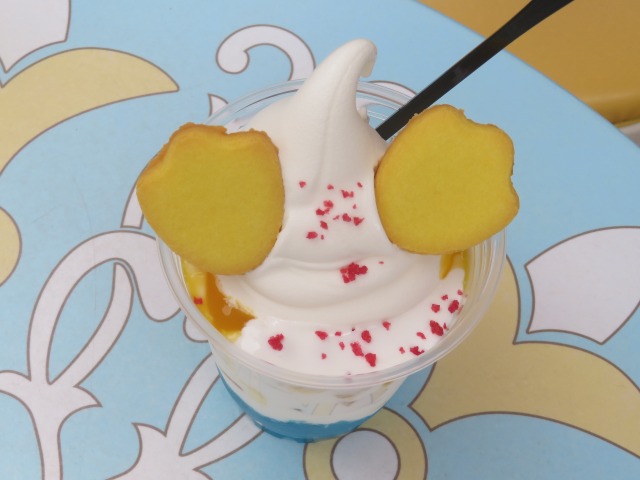 スペシャルサンデー（チーズホイップ＆マンゴー） 上面（アイスクリームコーン）