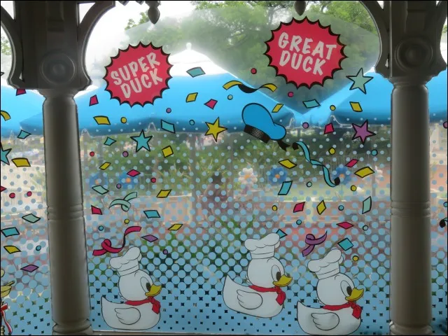 店内ウィンドウ飾り 横ダック(ディズニー・パルパルーザ“ドナルドのクワッキー・ダック!ダック!ダックシティ!”)