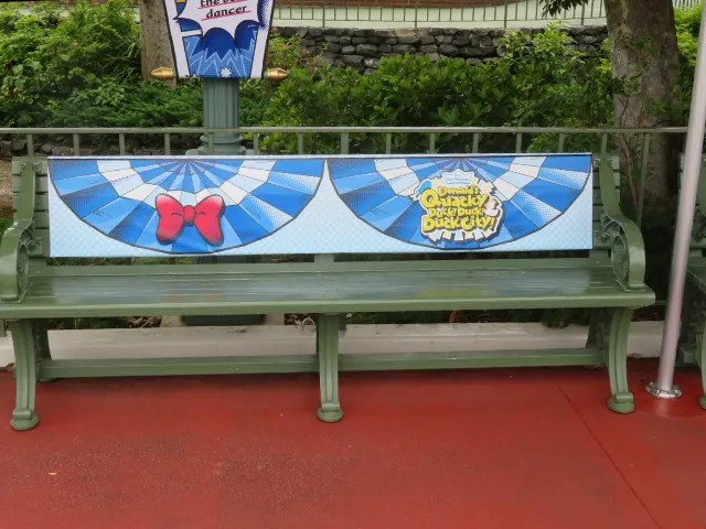 ベンチ（ディズニー・パルパルーザ“ドナルドのクワッキー・ダック！ダック！ダックシティ！”）