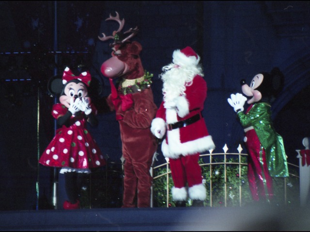 ミニー、トナカイ、サンタクロース、ミッキー（ミッキーのメリークリスマス）