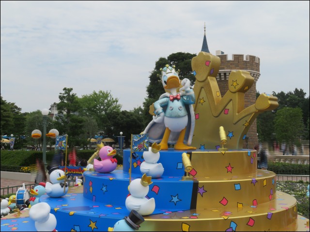 ドナルドダックのモニュメント（ディズニー・パルパルーザ“ドナルドのクワッキー・ダック！ダック！ダックシティ！”）