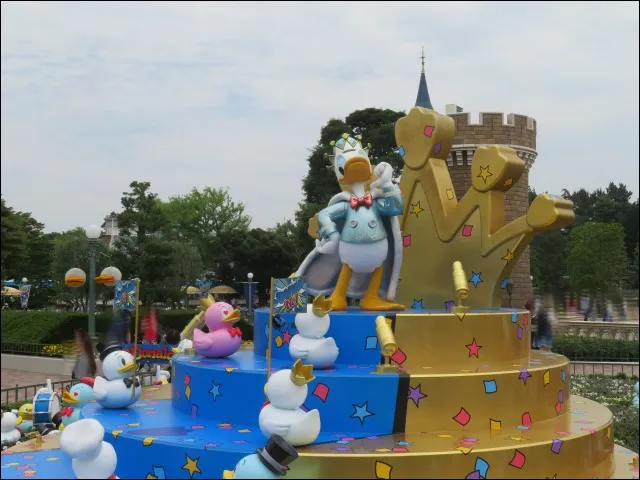 ドナルドダックのモニュメント（ディズニー・パルパルーザ“ドナルドのクワッキー・ダック！ダック！ダックシティ！”）