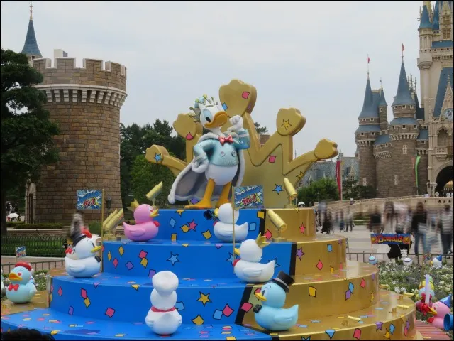 ドナルドダックのモニュメント(ディズニー・パルパルーザ“ドナルドのクワッキー・ダック!ダック!ダックシティ!”)