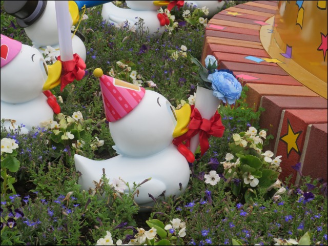 花束ダック（ディズニー・パルパルーザ“ドナルドのクワッキー・ダック！ダック！ダックシティ！”）