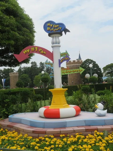 ファンの案内板（ディズニー・パルパルーザ“ドナルドのクワッキー・ダック！ダック！ダックシティ！”）