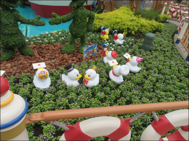 トピアリー周りのダック（ディズニー・パルパルーザ“ドナルドのクワッキー・ダック！ダック！ダックシティ！”）