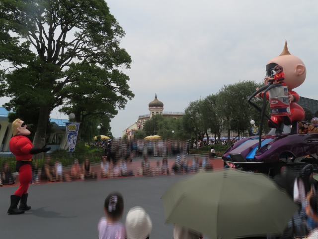 対峙する家族（ディズニー・ハーモニー・イン・カラー）