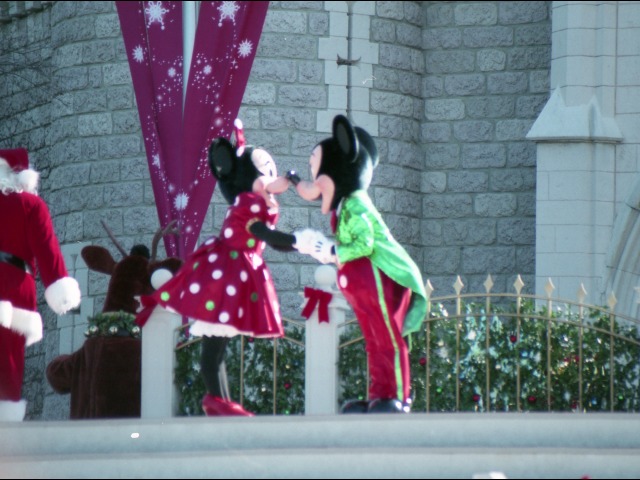 キスするミニーとミッキー（ミッキーのメリークリスマス）