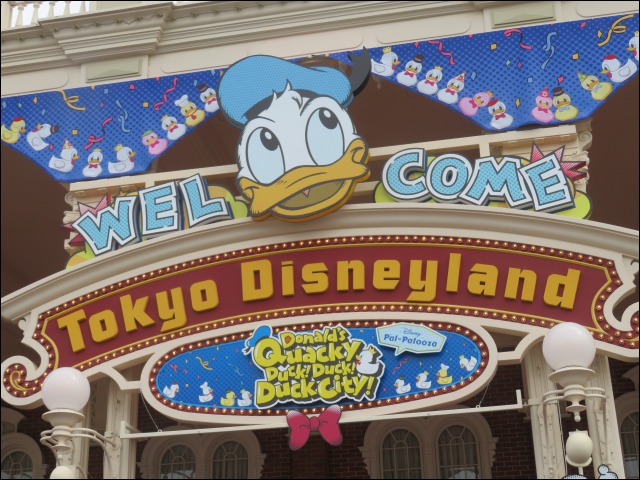 イベント看板（ディズニー・パルパルーザ“ドナルドのクワッキー・ダック！ダック！ダックシティ！”）