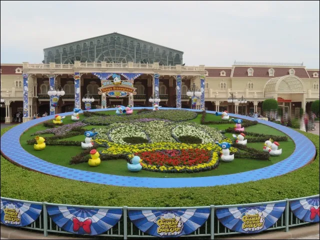 ドナルド花壇（ディズニー・パルパルーザ“ドナルドのクワッキー・ダック！ダック！ダックシティ！”）