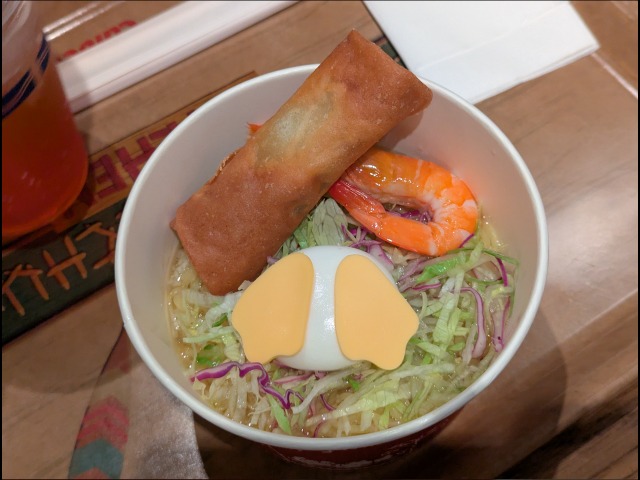 春巻きとエビの冷やし麺（ゆず塩）、エッグとチーズ添え（キャンプ・ウッドチャック・キッチン）