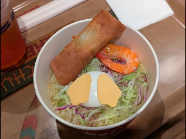 春巻きとエビの冷やし麺(ゆず塩)、エッグとチーズ添え(キャンプ・ウッドチャック・キッチン)