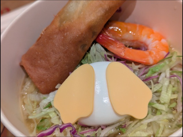 春巻きとエビの冷やし麺（ゆず塩）、エッグとチーズ添え アップ（キャンプ・ウッドチャック・キッチン）