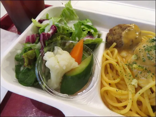 ミートボールパスタ サラダとピクルス(Susan's MEAT BALL)
