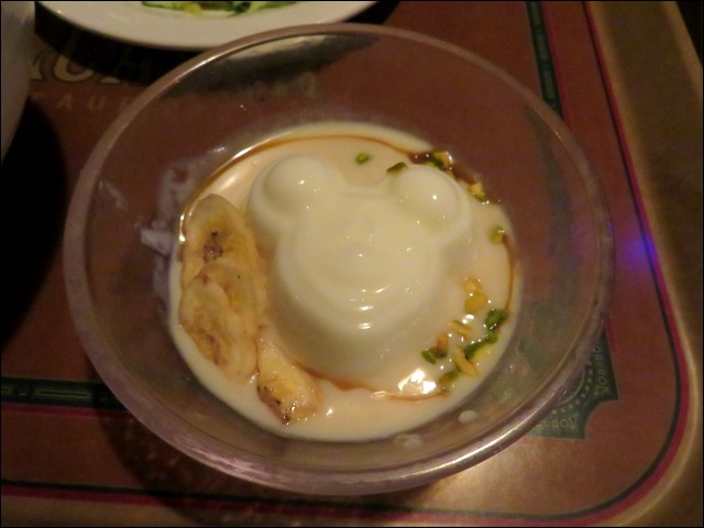 杏仁豆腐 バナナキャラメルソース、ナッツ添え（ヴォルケイニア・レストラン）