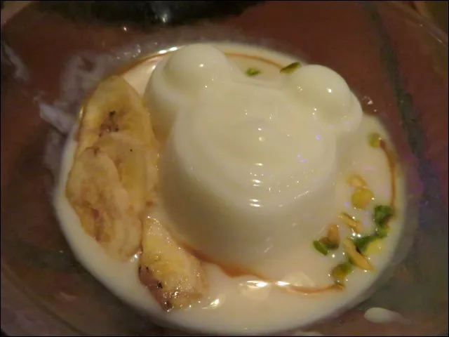 杏仁豆腐 バナナキャラメルソース、ナッツ添え アップ（ヴォルケイニア・レストラン）