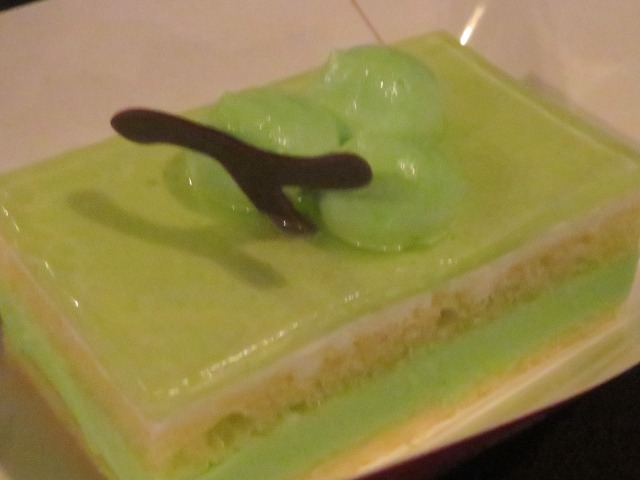 マスカットムースケーキ アップ（ヴォルケイニア・レストラン）