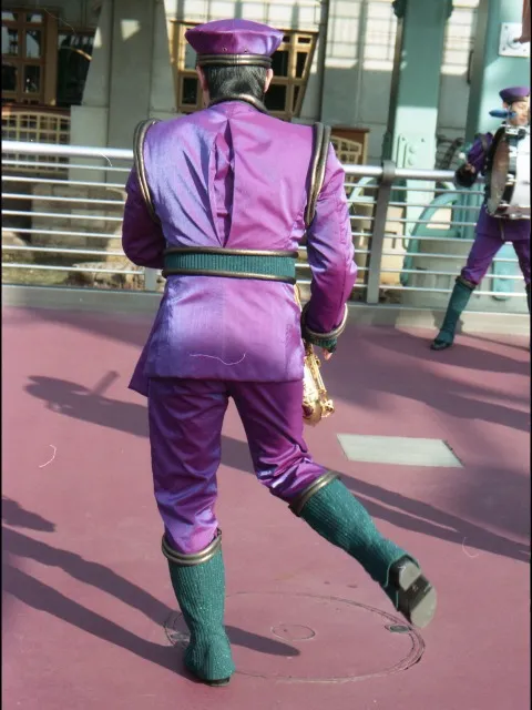 後ろ姿(ディスカバリー・ミュージック・トゥループ)