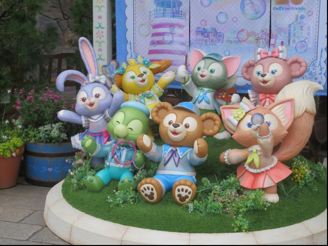 ダッフィーフレンズのモニュメント（カラフルハピネス）