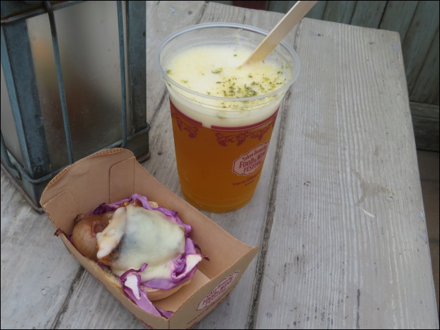 サバとチーズのベイクドオープンサンドとビアカクテル（パッションフルーツ、アーモンドシロップ、四川青山椒）（バーナクル・ビルズ）
