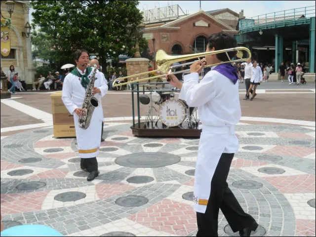 サックス、トロンボーン（ザ・グルーヴィ・ジャミン・シェフズ）