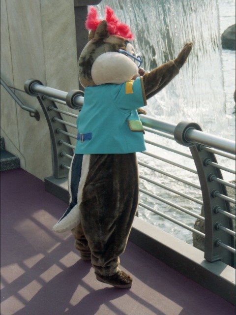 手を振るデール（ポートディスカバリー）