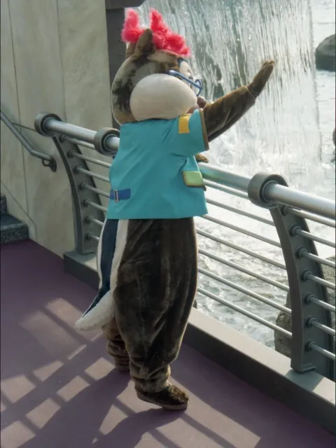 手を振るデール(ポートディスカバリー)