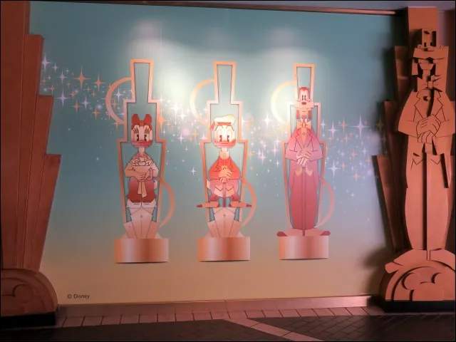 改装中でデイジー、ドナルド、グーフィーの柱イラスト（ディズニーストア）