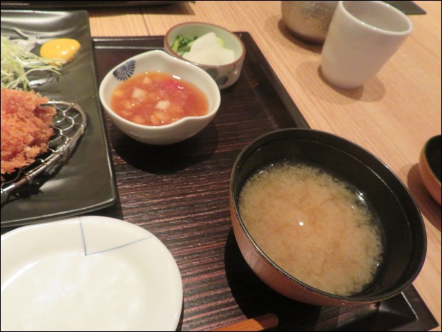 トマトと玉ねぎのさっぱり香味ダレとお味噌汁（とんかつ 和幸）