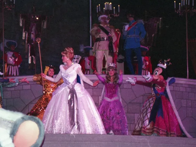 ベル、シンデレラ、オーロラ、ミニー（シンデレラの戴冠式）