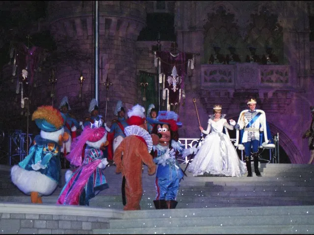 ドナルド、デイジー、プルート、グーフィー、シンデレラ、チャーミング王子（シンデレラの戴冠式）