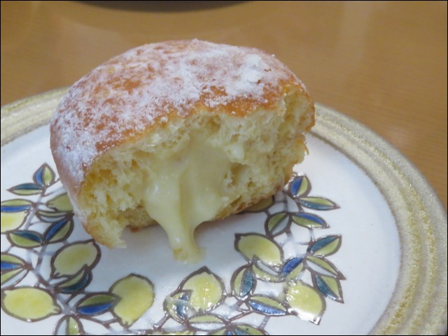 マラサダ 瀬戸内レモンクリーム  断面（Meg's Kitchen）