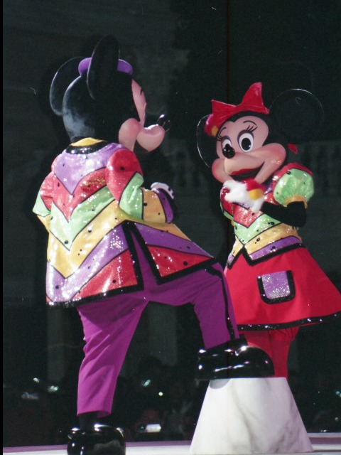 足かけミッキーとミニー（ディズニー・リズム・オブ・ワールド）