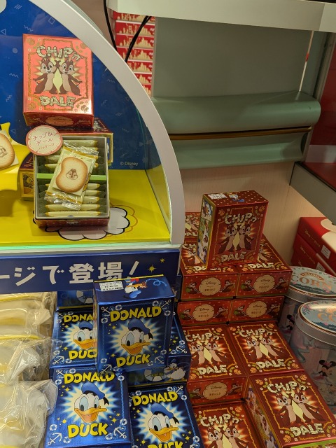 ショコラサンド売り場 ドナルドパッケージとチップとデールパッケージ（東京ばな奈）