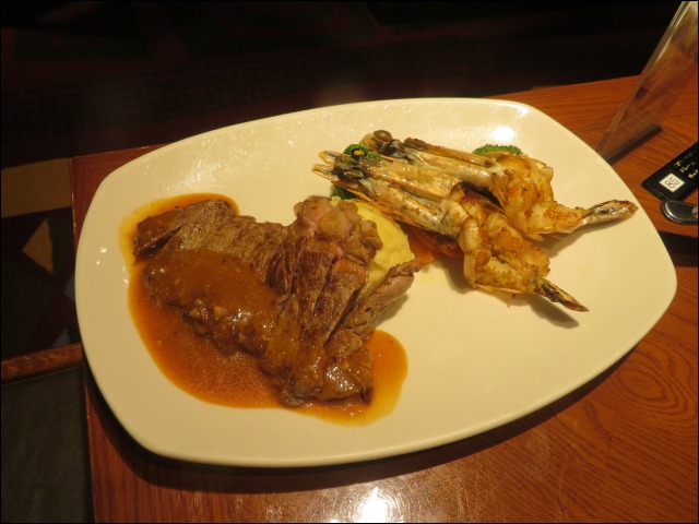 リブアイステーキとグリルシュリンプ（OUTBACK STEAKHOUSE）