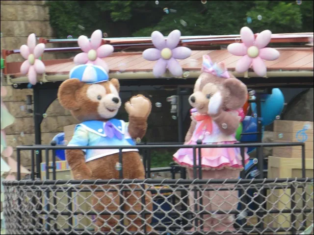 ダッフィーとシェリーメイ(ダッフィー&フレンズのカラフルハピネスジャーニー)