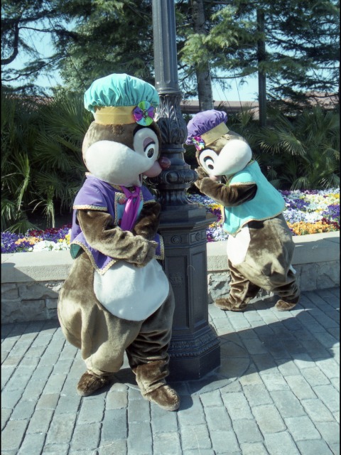 デールとチップ（エントランス）