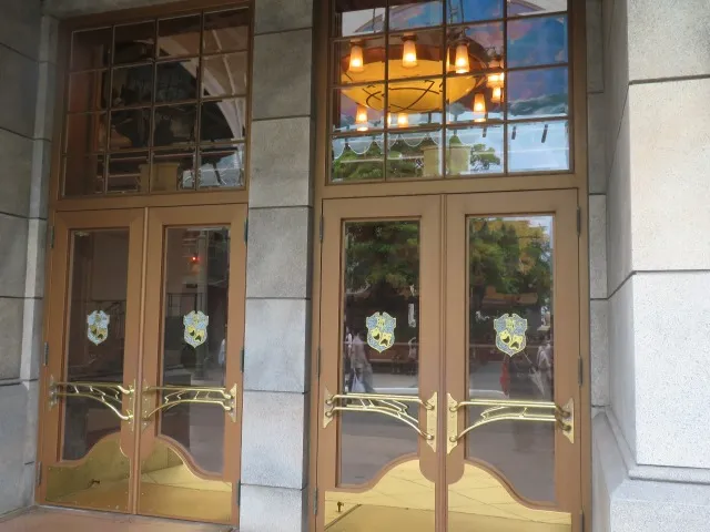 入退場口（ブロードウェイ・ミュージックシアター）