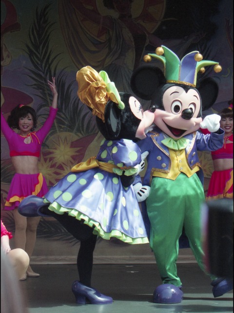 ミニーにキスされるミッキー（ミッキーのアドベンチャーランド・マルディグラ）