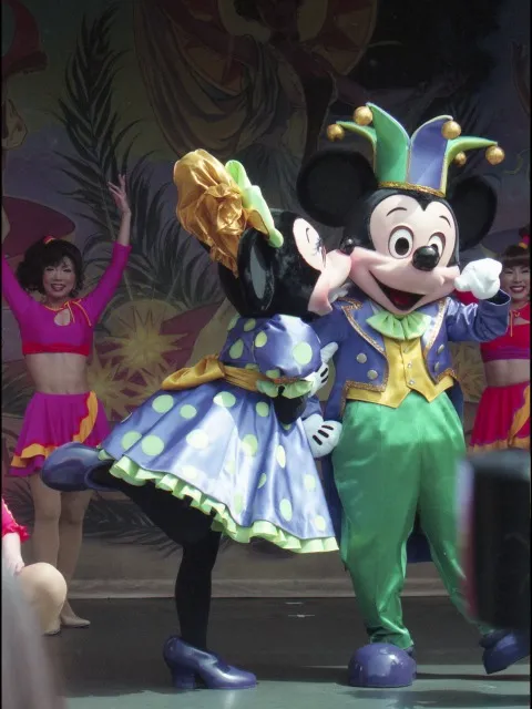 ミニーにキスされるミッキー（ミッキーのアドベンチャーランド・マルディグラ）